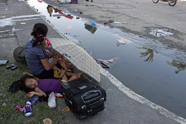 Hình ảnh những đứa trẻ đáng thương trong siêu bão Haiyan  24