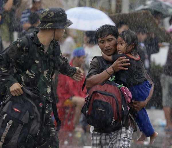 Nạn nhân siêu bão Haiyan đua nhau rời khỏi "địa ngục trần gian" 12
