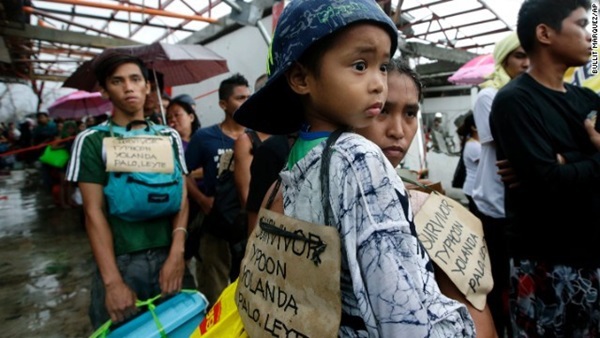 Trẻ em Philippines đổ ra đường xin ăn sau siêu bão Haiyan 4