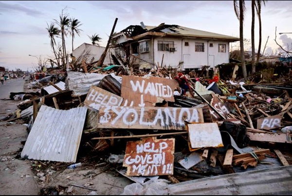 Lời kêu cứu trên đống đổ nát của nạn nhân vùng bão Haiyan 3
