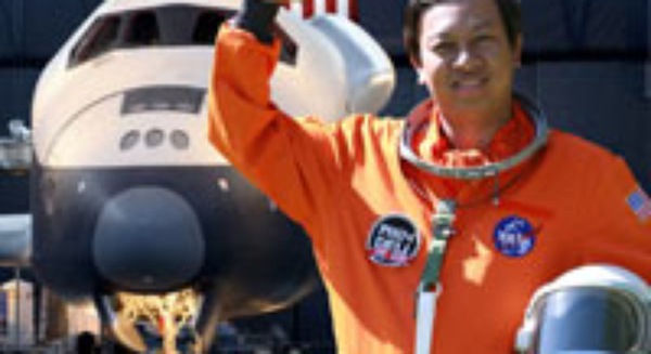 Thị trưởng PhinDeli trải nghiệm không gian phi trọng lực 1