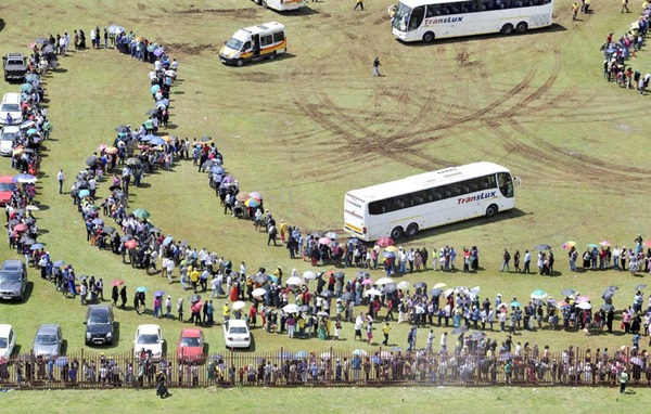 Người dân xếp hàng dài chờ viếng cựu Tổng thống Nelson Mandela 1