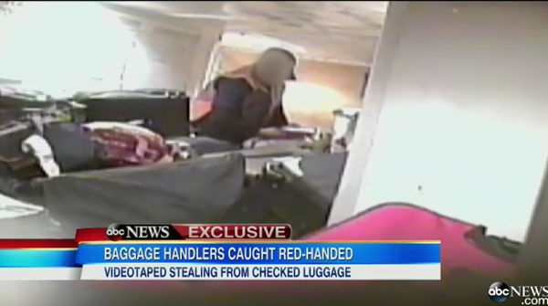Nhiều nhân viên sân bay lục lọi và trộm đồ của hành khách 2
