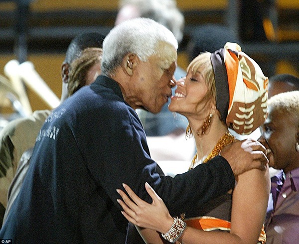 Cuộc đời cựu Tổng thống Nam Phi Mandela qua ảnh 17