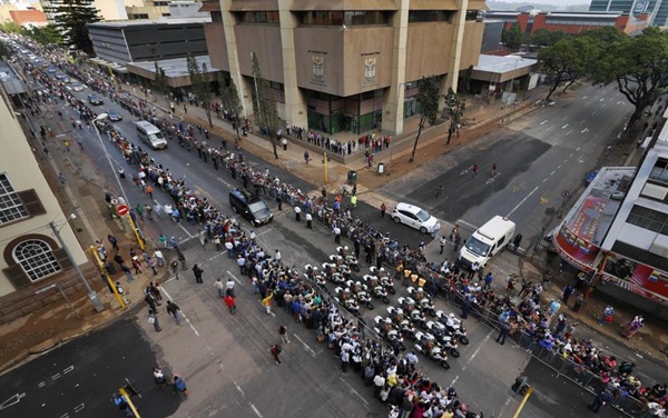Người dân xếp hàng dài chờ viếng cựu Tổng thống Nelson Mandela 3