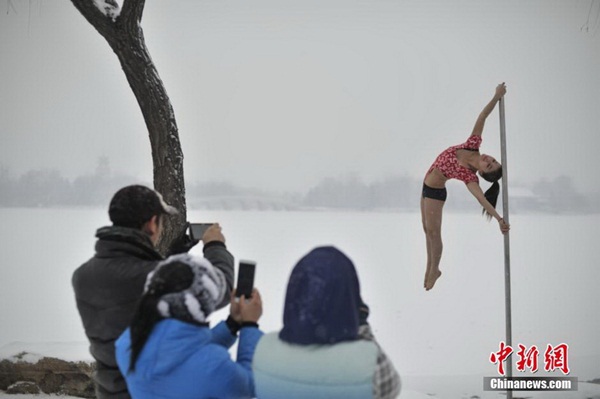 Thiếu nữ múa cột giữa băng tuyết 3