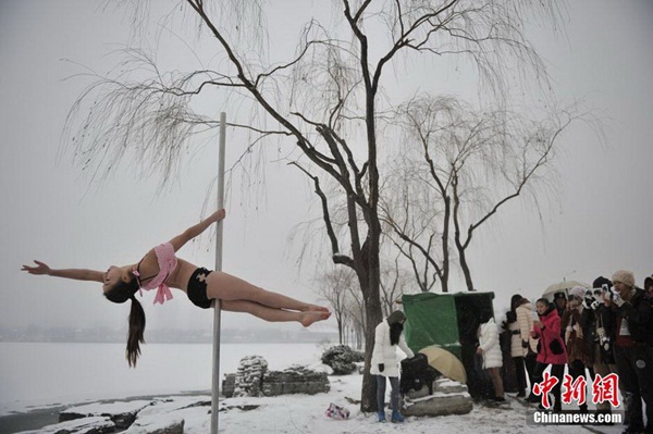Thiếu nữ múa cột giữa băng tuyết 4