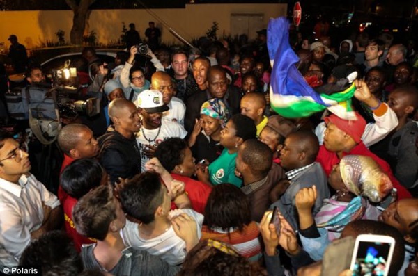 Chùm ảnh: Người dân Nam Phi khóc thương cựu Tổng thống Mandela 13