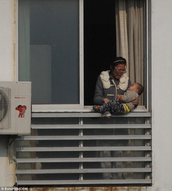 Hình ảnh ghi lại giây phút đáng sợ khi người phụ nữ định ném con từ tầng 12 3