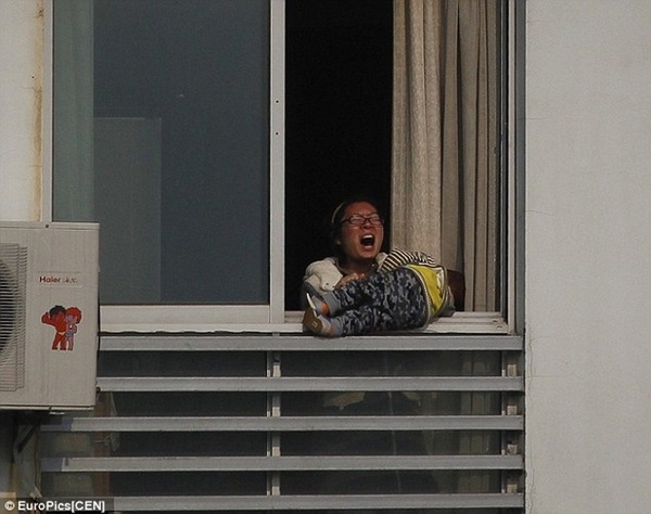 Hình ảnh ghi lại giây phút đáng sợ khi người phụ nữ định ném con từ tầng 12 4