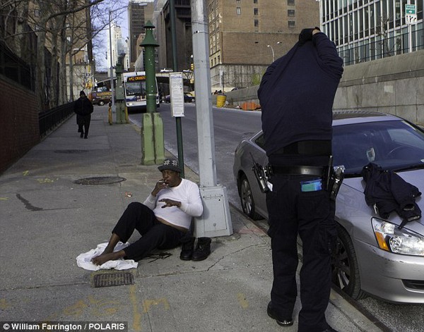 Cảnh sát nhường áo len cho người đàn ông vô gia cư giữa trời lạnh giá 1