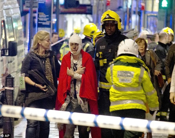 Sập mái nhà hát ở London, 88 người bị thương 3