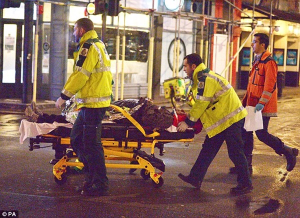 Sập mái nhà hát ở London, 88 người bị thương 5
