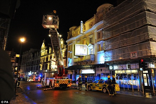 Sập mái nhà hát ở London, 88 người bị thương 7