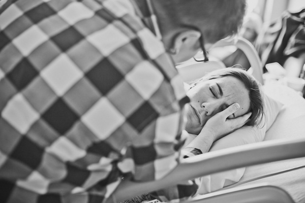 Khoảnh khắc thi&ecirc;ng li&ecirc;ng cặp vợ chồng đồng t&iacute;nh nữ sinh con đầu l&ograve;ng 14