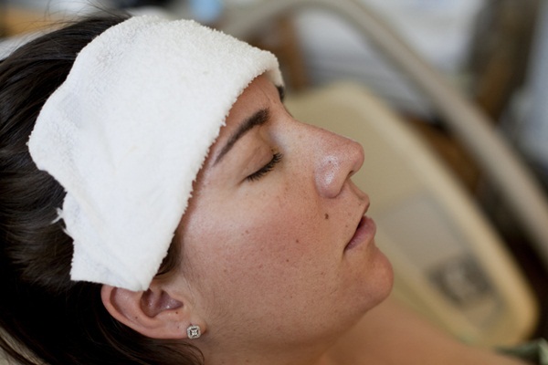 Khoảnh khắc thi&ecirc;ng li&ecirc;ng cặp vợ chồng đồng t&iacute;nh nữ sinh con đầu l&ograve;ng 23