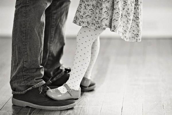 Bộ ảnh &yacute; nghĩa của người đ&agrave;n &ocirc;ng g&oacute;a vợ c&ugrave;ng c&ocirc; con g&aacute;i đ&aacute;ng y&ecirc;u 17