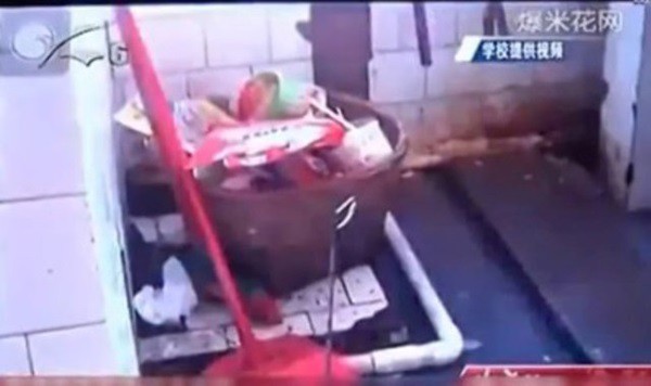Nữ sinh bỏ rơi con trong toilet 3