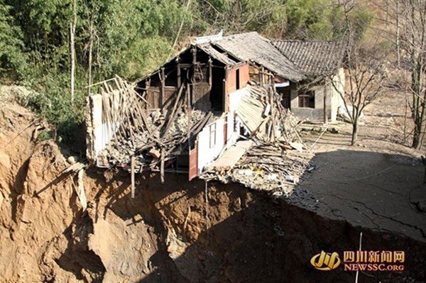Hố tử thần khổng lồ "nuốt chửng" 12 căn nh&agrave;  3