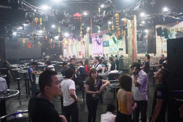 Hàng trăm cảnh sát đột kích quán bar có tiếng ở Sài Gòn  1