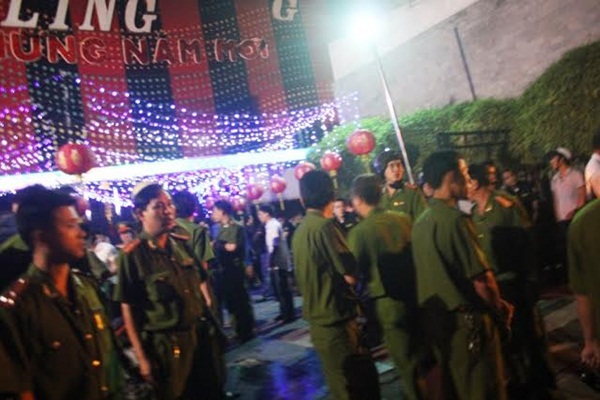 Hàng trăm cảnh sát đột kích quán bar có tiếng ở Sài Gòn  3