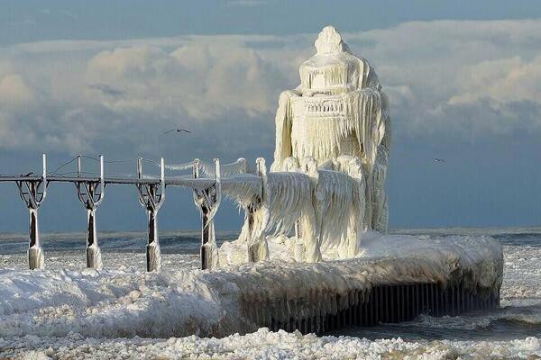 Hình ảnh "Ngọn hải đăng đóng băng trong cái lạnh -50 độ C" gây sốt 1