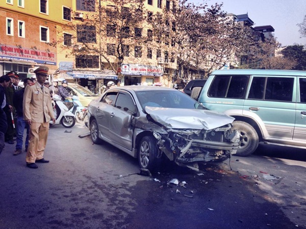 Tai nạn liên hoàn, 4 xe ô tô hư hỏng nặng 5