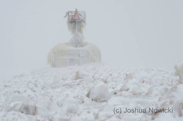 Hình ảnh "Ngọn hải đăng đóng băng trong cái lạnh -50 độ C" gây sốt 3