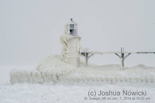 Hình ảnh "Ngọn hải đăng đóng băng trong cái lạnh -50 độ C" gây sốt 4