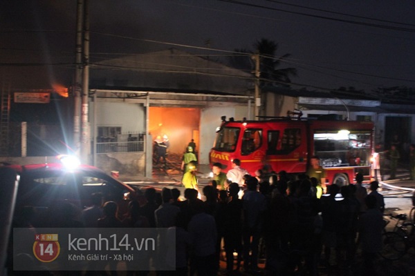 TP.HCM: Kho chứa vải cháy lớn, khói đen kín bầu trời 3