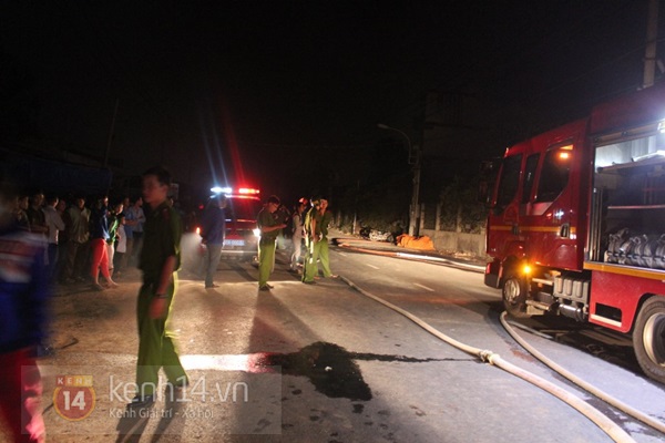 TP.HCM: Kho chứa vải cháy lớn, khói đen kín bầu trời 6