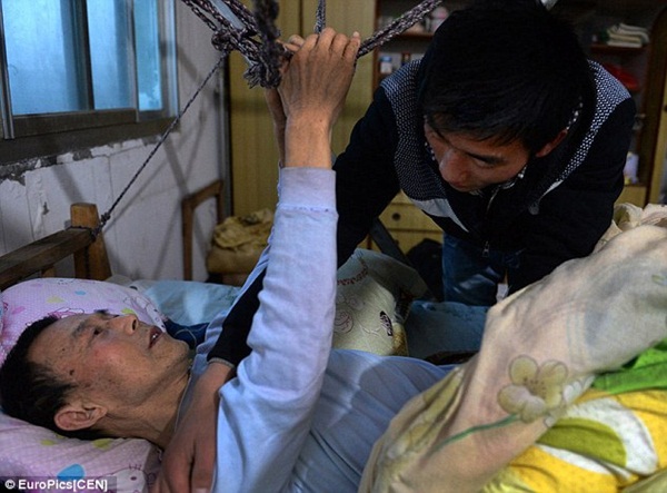 Nam sinh chăm cha bại liệt ngay trong k&yacute; t&uacute;c x&aacute; 2