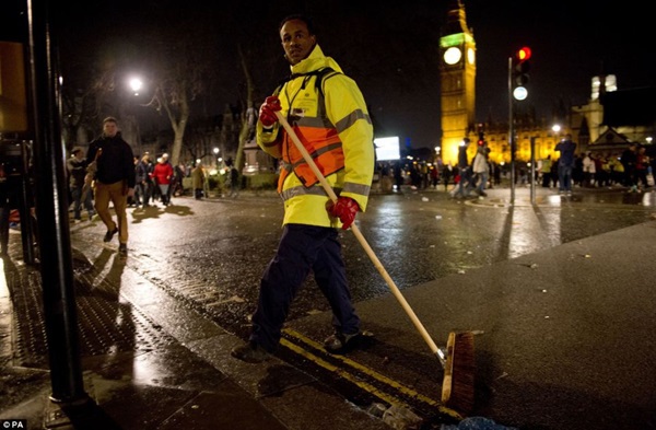 Đường phố London ngập trong 82 tấn rác sau đêm giao thừa  2