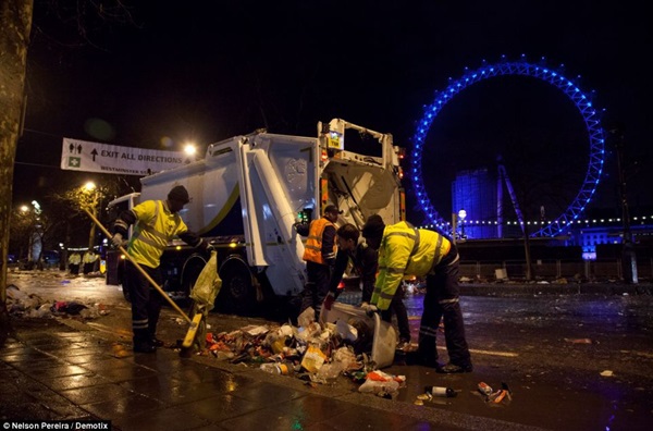 Đường phố London ngập trong 82 tấn rác sau đêm giao thừa  4