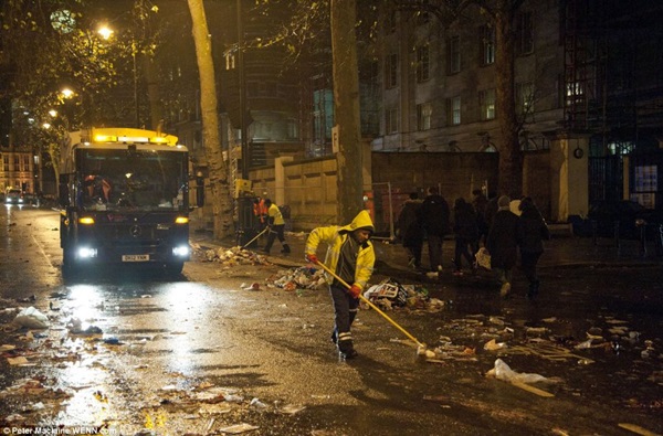 Đường phố London ngập trong 82 tấn rác sau đêm giao thừa  6
