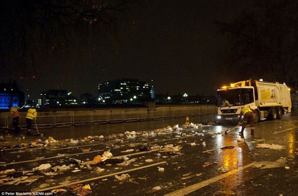 Đường phố London ngập trong 82 tấn rác sau đêm giao thừa  8