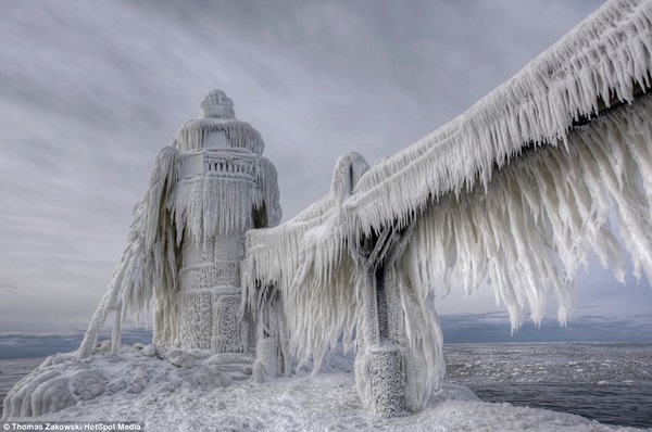 Hình ảnh "Ngọn hải đăng đóng băng trong cái lạnh -50 độ C" gây sốt 5