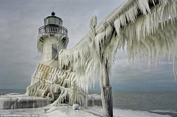Hình ảnh "Ngọn hải đăng đóng băng trong cái lạnh -50 độ C" gây sốt 6