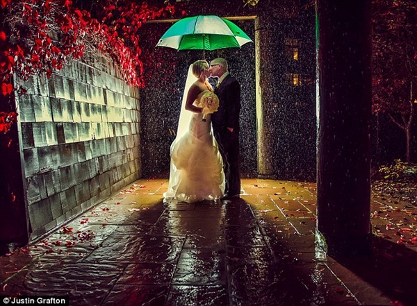 Ngắm những bức ảnh cưới tuyệt đẹp trong mưa bão 1