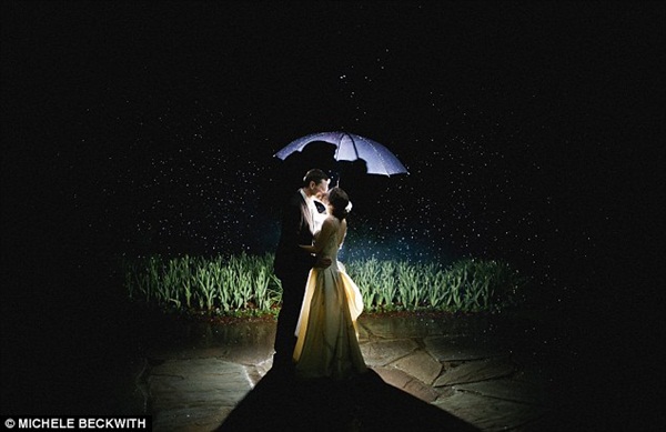 Ngắm những bức ảnh cưới tuyệt đẹp trong mưa bão 4