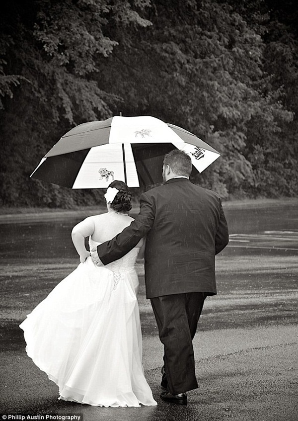 Ngắm những bức ảnh cưới tuyệt đẹp trong mưa bão 7