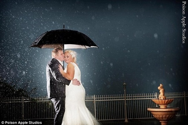 Ngắm những bức ảnh cưới tuyệt đẹp trong mưa bão 9