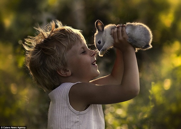 Bộ ảnh tuyệt đẹp của 2 cậu bé bên những loài động vật dễ thương  2