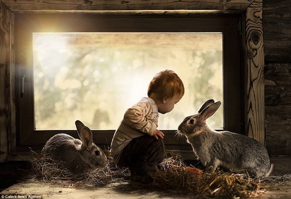 Bộ ảnh tuyệt đẹp của 2 cậu bé bên những loài động vật dễ thương  1
