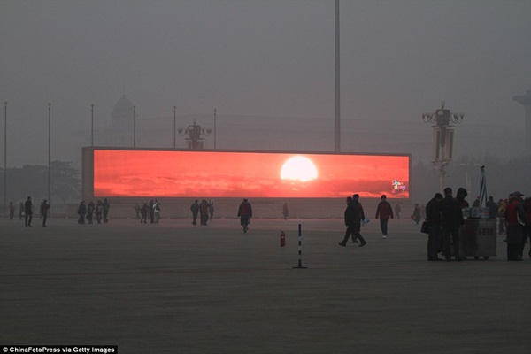 Ô nhiễm không khí nghiêm trọng, Trung Quốc chiếu cảnh mặt trời mọc trên màn hình LED 1
