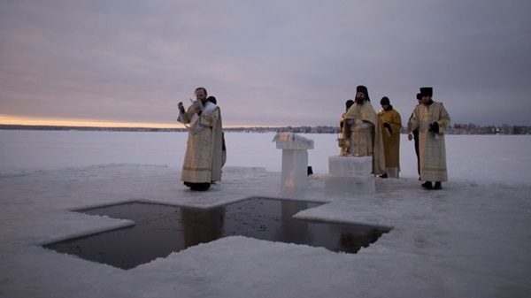 Hàng nghìn người Nga đắm mình dưới dòng sông băng -45 độ C 2