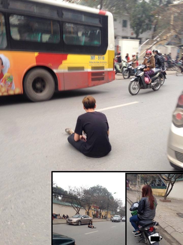 Giận dỗi bạn g&aacute;i, ch&agrave;ng trai ngồi bệt giữa đường phố đ&ocirc;ng đ&uacute;c "ăn vạ" 1
