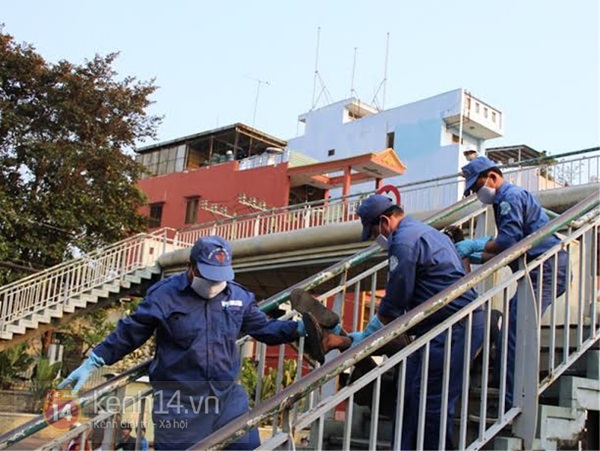 Người đ&agrave;n &ocirc;ng tử vong tr&ecirc;n cầu vượt bộ h&agrave;nh, nội tạng l&ograve;i ra ngo&agrave;i 1