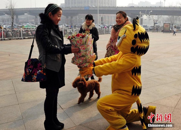 Ch&agrave;ng trai h&oacute;a m&egrave;o Garfield cầu h&ocirc;n bạn g&aacute;i 3