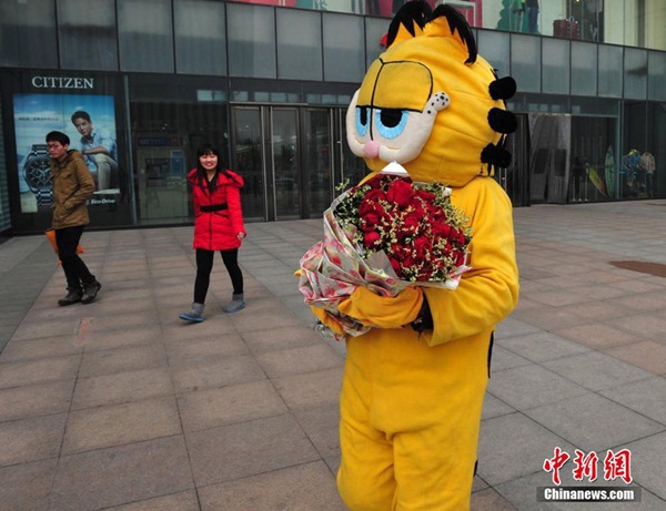Ch&agrave;ng trai h&oacute;a m&egrave;o Garfield cầu h&ocirc;n bạn g&aacute;i 1